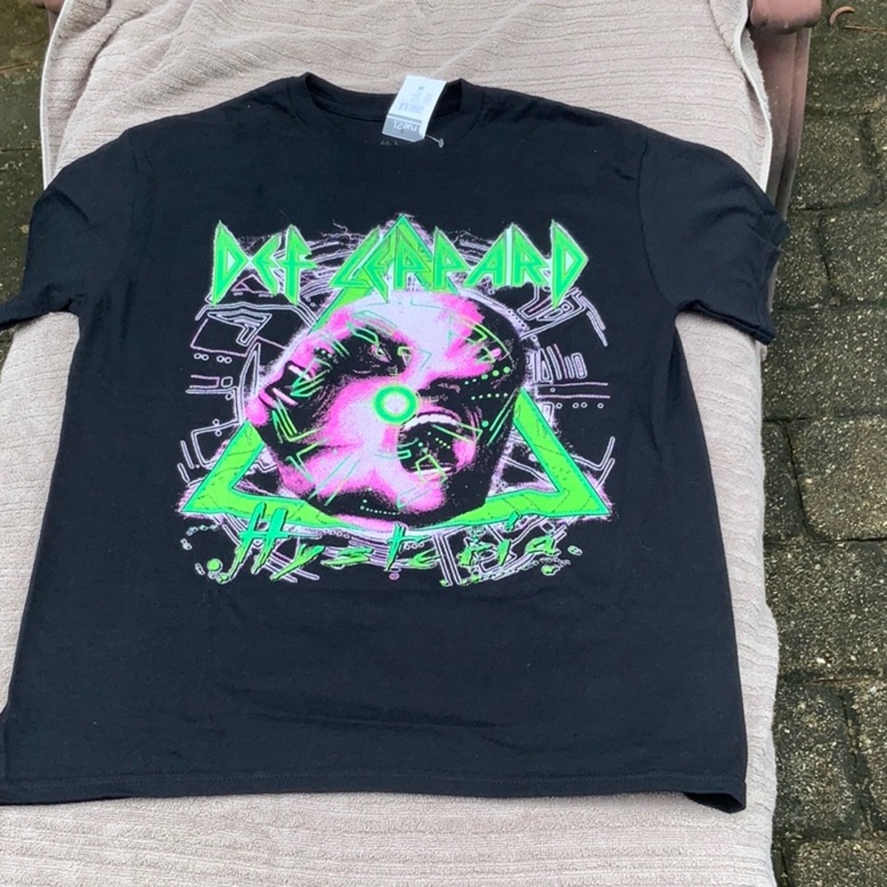 RUE 21 DEF LEPPARD HYSTERIA T-SHIRT, SIZE MEDIUM, NEW WITH TAGS